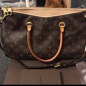 Louis Vuitton Pallas MM in Dune